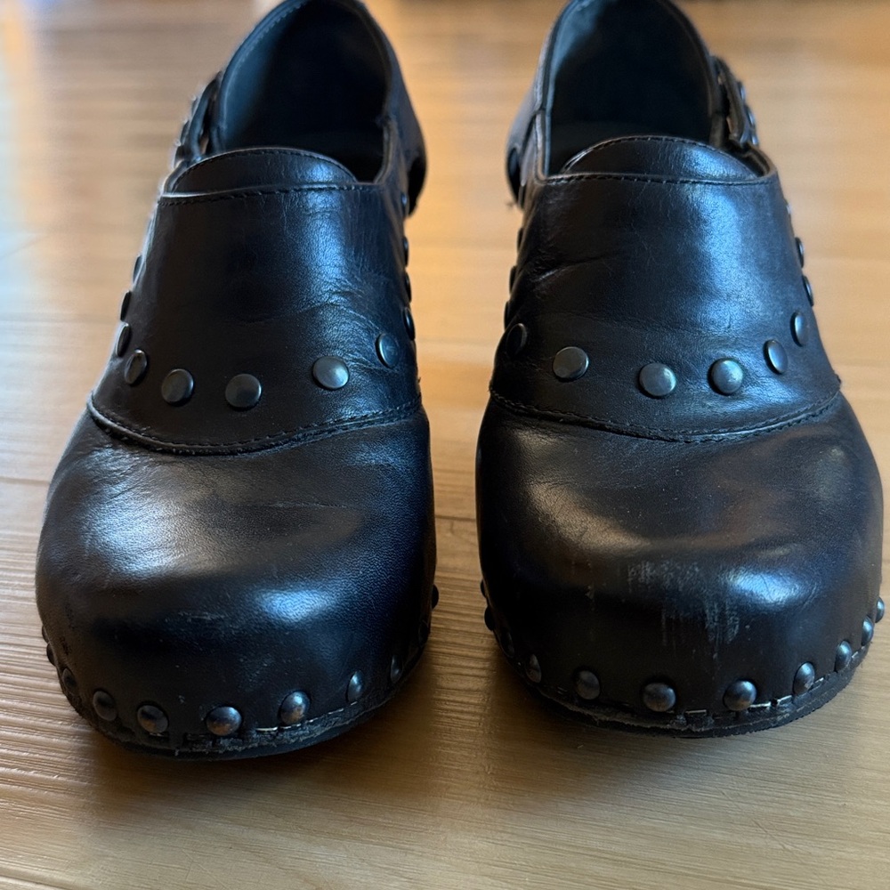 DANSKO RYDER ANTIQUE BRASS STUDDED BLACK LEATHER SHOES SIZE: 38 (7.5) - Picture 3 of 13
